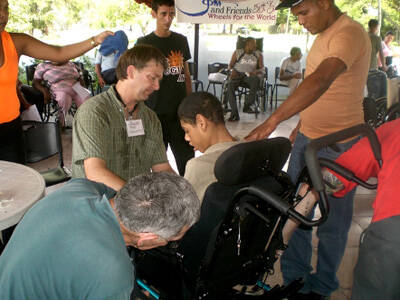 El ministerio Joni y sus Amigos entrega 440 sillas de ruedas en Cuba