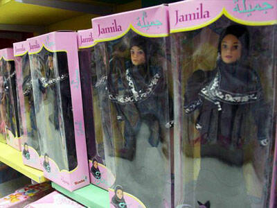 Las niñas egipcias dejan de lado a Fulla, muñeca de traje islámico, y prefieren a Barbie