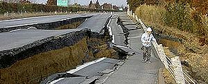 Japón reconstruye en seis días una autopista destruida