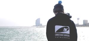 Christian Surfers limpia la playa de la Barceloneta