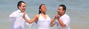 Veinte evangélicos se bautizan en la playa de la Zurriola