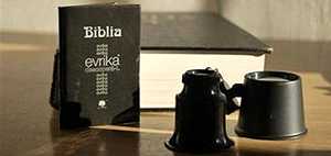 Una Biblia completa del tamaño de una caja de cerillas
