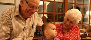 Abuelos que se ven 'usados' por sus hijos para cuidar los nietos