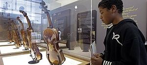 Violines que hablan de terror y salvación para los músicos judíos de los campos nazis