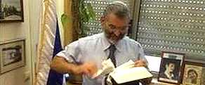 Diputado israelí rompe y tira a la basura los Evangelios