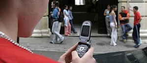 Una generación joven con pulgares atrofiados por el uso del móvil