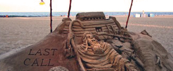 La Biblia esculpida en la arena