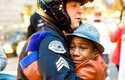 El abrazo del niño negro al policía blanco, la foto que conmueve EEUU