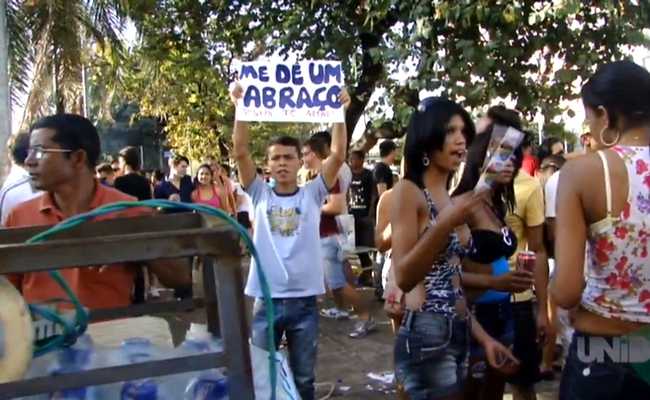 Locos por Jesús: abrazos gratis en marcha gay de Brasil