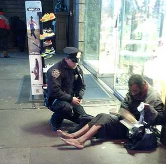 Nueva York se conmueve ante la foto del trato humano de un policía a un indigente