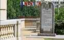 Oklahoma ordena quitar monumento a los Diez Mandamientos
