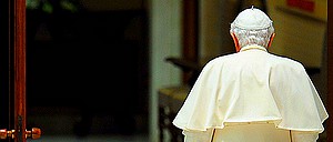 Benedicto XVI sale de un Vaticano de intrigas, sexo y corrupción