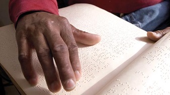 Clases de Braille con la Biblia como manual de texto