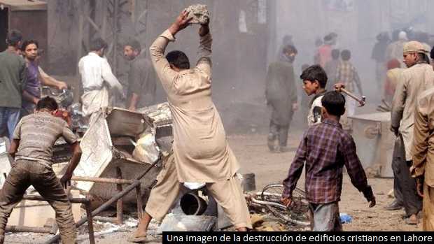 Una turba quema en Pakistán 2 iglesias y 200 casas cristianas