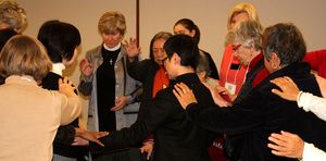 Manos de mujer oran en la ONU por Japón, a dos años del desastre