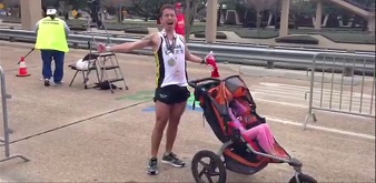 Gana un maratón con cáncer incurable y su hija en un carrito
