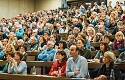 Más de 800 personas asisten a una conferencia sobre refugiados