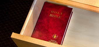 Ateos quieren competir con la Biblia en la mesilla