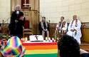 La IEE pone la Biblia en el ‘altar’  del orgullo gay