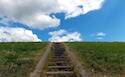 Camino al cielo y senderos en el suelo