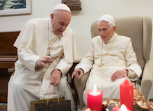 La cuestión del celibato remarca las diferencias entre Francisco y Benedicto XVI