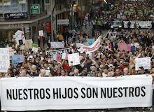 Miles de personas marcharon en Murcia bajo el lema “Nuestros hijos son nuestros”