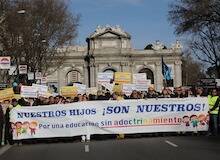 Padres en Madrid se manifestaron por “nuestros derechos y los de nuestros hijos” frente a la ideología de género