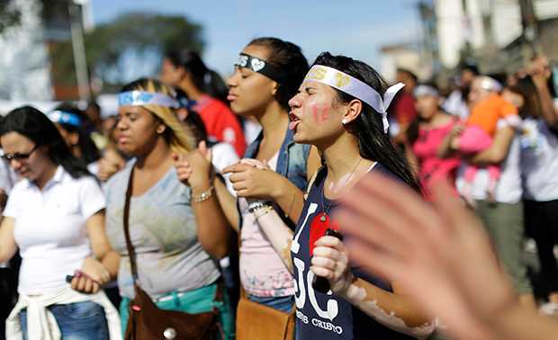 Dos millones de protestantes alzan voz y manos a Dios en Sao Paulo
