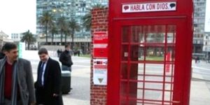 Una cabina telefónica en Montevideo 'para hablar con Dios'
