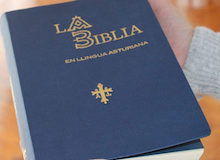 La Biblia en asturiano gana el primer premio Florina Alías
