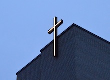 En Noruega, un vecino de una iglesia cree que su cruz es un peligro para la salud