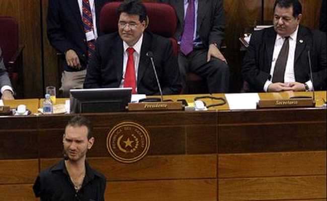 Paraguay: senadores oran con Nick Vujicic en el Congreso