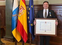 Ángel Manuel Hernández recibe la Cruz de Oficial de la Orden del Mérito Civil