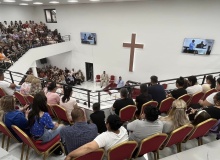 Tras dos décadas celebrando el culto en una tienda de campaña, la iglesia romaní de Serbia construyó su propio templo