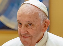 En un movimiento doble, Francisco cierra la era Ratzinger; por ahora