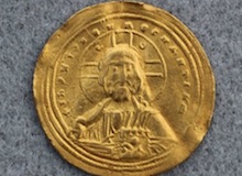 Hallada en Noruega una extraña moneda del siglo X que representa a Jesús