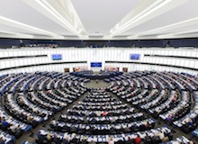 El Parlamento Europeo incluye la prohibición de la gestación subrogada en una Directiva contra la trata