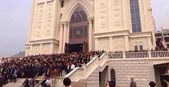 Cristianos chinos acampan para impedir la demolición de una iglesia
