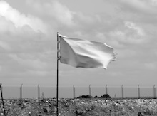 Victoria ondeando la bandera blanca