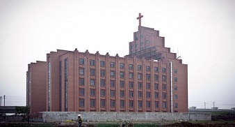 China amenaza con derribar otra iglesia