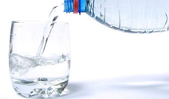 ¿Cuánta agua se debe beber al día?