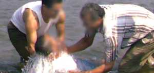Un sirio, torturado por salir en internet la foto de su bautismo