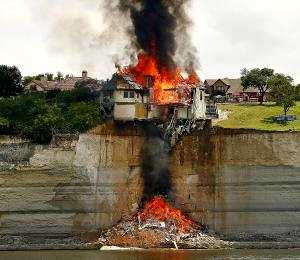 Los bomberos queman una mansión de lujo reduciéndola a cenizas