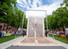 Se imprime la página de la Biblia más grande del mundo para conmemorar el nacimiento de Gutenberg
