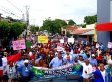Miles de evangélicos dominicanos se manifiestan contra explotación minera que ‘destruye la obra de Dios’