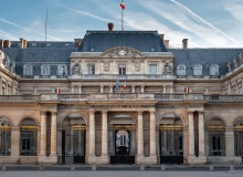 Francia no cede: proteger a los menores en Internet es de “interés público”