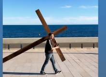 Mónaco expulsa al evangelista suizo que recorre Europa con una cruz