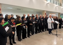 El Coro Evangélico Unido de Madrid llevó el mensaje del góspel al Hospital Infanta Cristina