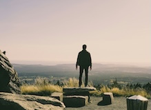 La ‘grieta luminosa’ de un mundo herido: el regreso de lo sagrado