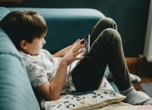 Francia y España avanzan hacia prohibir las redes sociales a los menores de 16 años